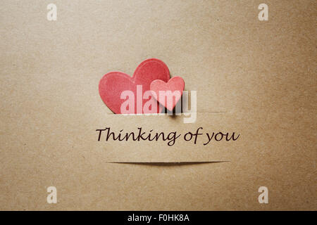 On pense à vous message avec des coeurs en papier fait main Banque D'Images