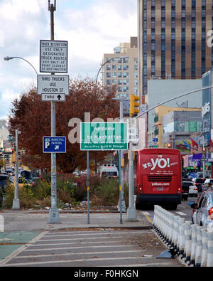 Panneau de bienvenue chez les scène de rue chaotique à la Manhattan sortie du pont de Williamsburg à New York, NY, USA. Banque D'Images