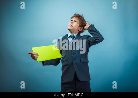 Teenage boy thinking businessman holding cheveux hirsutes sur une plaque Banque D'Images