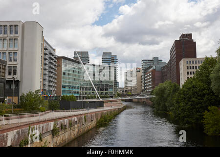 La rivière Irwell entre Spinningfields et salford avec the lowry hotel et trinity bridge Manchester England UK Banque D'Images