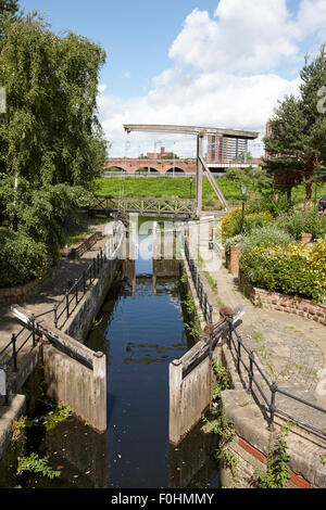 Petit canal lock pour l'ex-Manchester et salford junction canal de la rivière Irwell Manchester England UK Banque D'Images