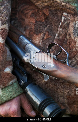 Close-up of hunter's rifle gravure montrant un feu de Red Deer (Cervus elaphus) stag, Leszczowate Bieszczady, région, Pologne, septembre 2011. Parution du modèle Banque D'Images