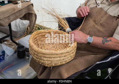 Démonstration de fabrication de skep abeille à un pays montrent Cumbria Angleterre Août 2015 Banque D'Images