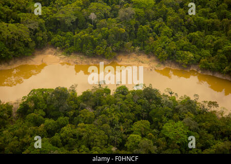 Amazon Rainforest aerial. La forêt primaire, la rivière Yavari Miri, entre Iquitos, Pérou et frontière brésilienne Banque D'Images