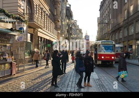 Des inconnus dans les rues de Prague avec un téléphérique ou tram typique dans l'arrière-plan Banque D'Images