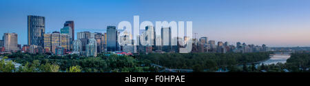 Vue panoramique de la ville de Calgary pendant un coucher de soleil. Banque D'Images