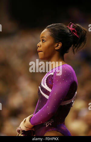 15 août 2015 à Indianapolis, médaillé d'or olympique .2012 Gabrielle Douglas est en concurrence sur le deuxième jour de l'année 2015, P&G Championnats de gymnastique. Douglas a terminé cinquième, et fut nommé dans l'équipe nationale américaine.Melissa J. Perenson/CSM Banque D'Images