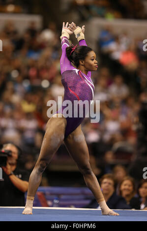 15 août 2015 à Indianapolis, médaillé d'or olympique .2012 Gabrielle Douglas est en concurrence sur le deuxième jour de l'année 2015, P&G Championnats de gymnastique. Douglas a terminé cinquième, et fut nommé dans l'équipe nationale américaine.Melissa J. Perenson/CSM Banque D'Images