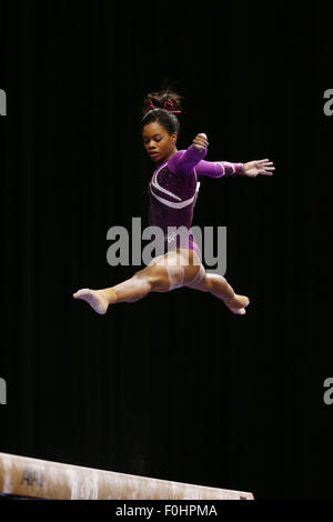 15 août 2015 à Indianapolis, médaillé d'or olympique .2012 Gabrielle Douglas est en concurrence sur le deuxième jour de l'année 2015, P&G Championnats de gymnastique. Douglas a terminé cinquième, et fut nommé dans l'équipe nationale américaine.Melissa J. Perenson/CSM Banque D'Images