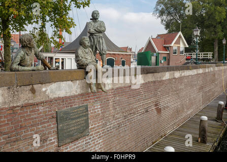 Satue de ''Shipboys de Bontekoe'' à Hoorn, sur l'IJsselmeer, Hoofd, Hollande du Nord, aux Pays-Bas. Banque D'Images