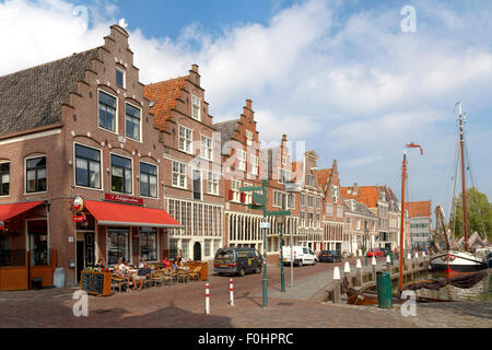 Architecture à pignons historiques le long de l'IJsselmeer, dans la ville de Hoorn ( Veermanskade ) Klaxon, Hollande du Nord, aux Pays-Bas. Banque D'Images