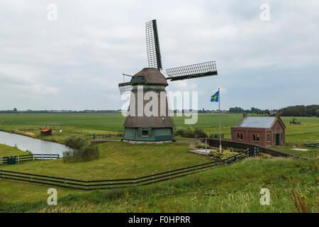 Moulin de drainage De Grote Molen et station de pompage dans la campagne néerlandaise, Schellinkhout, IJsselmeer, Hollande du Nord, Pays-Bas. Banque D'Images