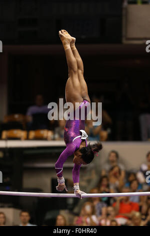 15 août 2015 à Indianapolis, médaillé d'or olympique .2012 Gabrielle Douglas est en concurrence sur le deuxième jour de l'année 2015, P&G Championnats de gymnastique. Douglas a terminé cinquième, et fut nommé dans l'équipe nationale américaine.Melissa J. Perenson/CSM Banque D'Images