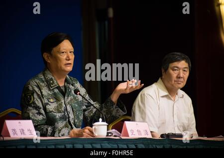 Un fonctionnaire de l'armée de libération chinoise expliquant leur effort de sauvetage à la presse lors de la conférence de presse. - Des représentants du gouvernement chinois a organisé une conférence de presse le 16 août 10h30 à l'hôtel Mayfair à Tianjin à 5km de la zone d'explosion chimique. Il y a 112 morts et 85 disparus selon les données officielles fournies par le gouvernement. Les résidents locaux et les membres de la famille des morts et disparus les pompiers ont protesté à l'extérieur de l'hôtel demander justice pour leur amour. Banque D'Images