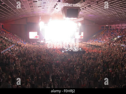 De nombreux de foule dans une salle de concert pendant un concert de rock Banque D'Images