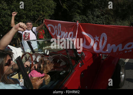 Sao Paulo, Brésil. Août 16, 2015. Les membres des syndicats, des mouvements sociaux et du Parti des travailleurs (PT, pour son sigle en espagnol), prendre part à une manifestation de soutien à la présidente du Brésil, Dilma Rousseff, en face de l'Institut Lula, à Sao Paulo, Brésil, le 16 août 2015. © Rahel Patrasso/Xinhua/Alamy Live News Banque D'Images