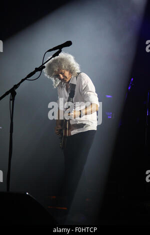 Kiev, UKRAINE - 30 juin 2012 : Brian May de Queen effectue sur scène au cours de charité contre le SIDA - concert à la place de l'indépendance le 30 juin 2012 à Kiev, Ukraine Banque D'Images