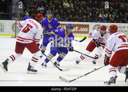 Kiev, UKRAINE - le 11 novembre 2012 : l'Ukraine (en bleu) et les joueurs de hockey sur glace Pologne lutte pour une sonde pendant leur match de qualification olympique le 11 novembre 2012 à Kiev, Ukraine Banque D'Images