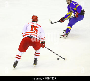 Kiev, UKRAINE - le 11 novembre 2012 : Leszek Laszkiewicz de Pologne (en blanc-rouge) commande une rondelle de hockey sur glace au cours de qualification pour les jeux olympiques de pré-match contre l'Ukraine le 11 novembre 2012 à Kiev, Ukraine Banque D'Images