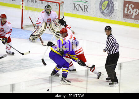 Kiev, UKRAINE - le 11 novembre 2012 : Pologne joueurs (en blanc) défendre leur valeur pendant la période de pré-qualification olympique de hockey match contre l'Ukraine le 11 novembre 2012 à Kiev, Ukraine Banque D'Images