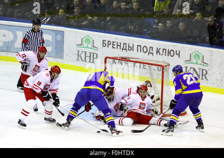 Kiev, UKRAINE - le 11 novembre 2012 : Pologne joueurs (en blanc) défendre leur valeur pendant la période de pré-qualification olympique de hockey match contre l'Ukraine le 11 novembre 2012 à Kiev, Ukraine Banque D'Images