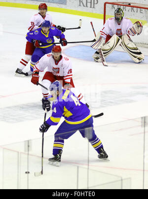 Kiev, UKRAINE - le 11 novembre 2012 : Olexiy Ponikarovsky de l'Ukraine (avec rondelle) attaque la Pologne au cours de leur filet de hockey sur glace jeu de qualification pré-olympique le 11 novembre 2012 à Kiev, Ukraine Banque D'Images