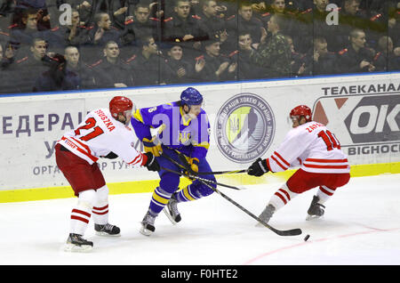 Kiev, UKRAINE - le 11 novembre 2012 : Andriy Mikhnov de l'Ukraine (en bleu) se bat pour une sonde avec la Pologne les joueurs pendant leur match de qualification olympique le 11 novembre 2012 à Kiev, Ukraine Banque D'Images