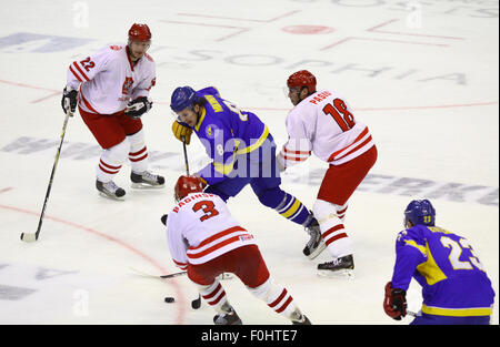 Kiev, UKRAINE - le 11 novembre 2012 : l'Ukraine (en bleu) et les joueurs de hockey sur glace Pologne lutte pour une sonde pendant leur match de qualification olympique le 11 novembre 2012 à Kiev, Ukraine Banque D'Images