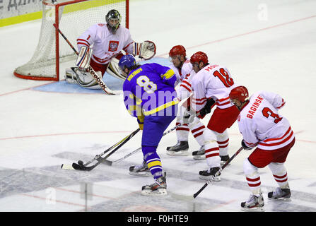 Kiev, UKRAINE - le 11 novembre 2012 : Andriy Mikhnov de l'Ukraine (en bleu) se bat pour une sonde avec la Pologne les joueurs pendant leur match de qualification olympique le 11 novembre 2012 à Kiev, Ukraine Banque D'Images