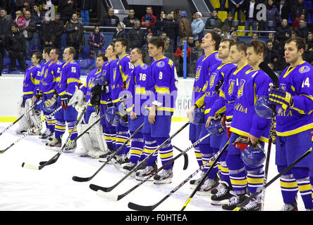 Kiev, UKRAINE - le 11 novembre 2012 : l'équipe de l'Ukraine - le gagnant du hockey sur glace tournoi de qualification pré-olympique posent pour une photo de groupe le 11 novembre 2012 à Kiev, Ukraine Banque D'Images