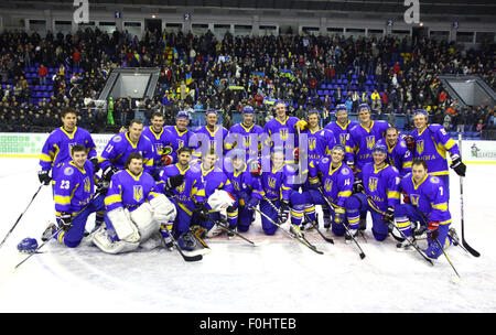 Kiev, UKRAINE - le 11 novembre 2012 : l'équipe de l'Ukraine - le gagnant du hockey sur glace tournoi de qualification pré-olympique posent pour une photo de groupe le 11 novembre 2012 à Kiev, Ukraine Banque D'Images