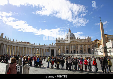 VATICAN - Le 9 mars 2013 : Les gens de la Place Saint-Pierre au Vatican pour attendre le conclave Papal (PAPE) d'élection le 9 mars 2013 dans la Cité du Vatican, Cité du Vatican Banque D'Images