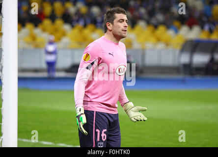 Kiev, UKRAINE - 14 février 2013 : Cédric Carrasso Gardien du FC Girondins de Bordeaux a l'air au cours de l'UEFA Europa League match contre FC Dynamo Kiev le 14 février 2013 à Kiev, Ukraine Banque D'Images