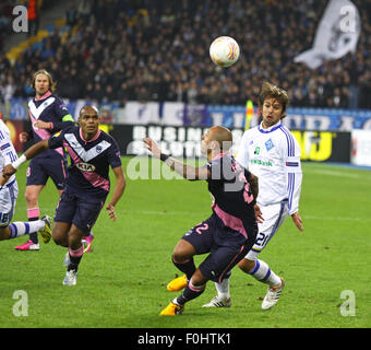 Kiev, UKRAINE - 14 février 2013 : Niko Kranjcar de FC Dynamo Kyiv (en blanc) se bat pour la balle avec Julien Faubert du FC Girondins de Bordeaux lors de leur match de Ligue Europa de l'UEFA le 14 février 2013 à Kiev, Ukraine Banque D'Images