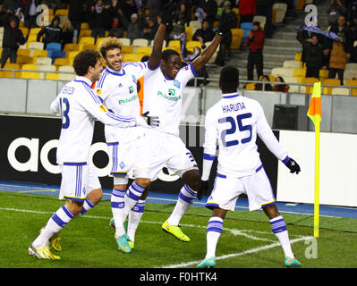 Kiev, UKRAINE - 14 février 2013 : FC Dynamo Kyiv Lukman Haruna joueurs célébrer après (R, # 25) marqué contre le FC Girondins de Bordeaux lors de leur match de Ligue Europa de l'UEFA le 14 février 2013 à Kiev, Ukraine Banque D'Images