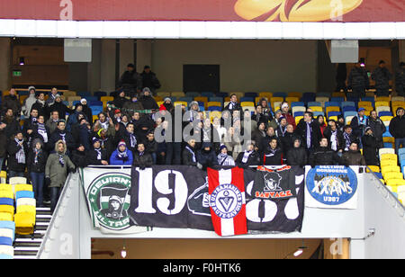 Kiev, UKRAINE - 14 février 2013 : FC Girondins de Bordeaux fans soutenir leur équipe lors de l'UEFA Europa League match contre FC Dynamo Kiev le 14 février 2013 à Kiev, Ukraine Banque D'Images