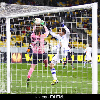 Kiev, UKRAINE - 14 février 2013 : Marco Ruben de FC Dynamo Kyiv (en blanc) se bat pour la balle avec le gardien Cédric Carrasso du FC Girondins de Bordeaux lors de leur match de Ligue Europa de l'UEFA le 14 février 2013 à Kiev, Ukraine Banque D'Images