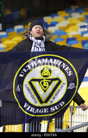 Kiev, UKRAINE - 14 février 2013 : FC Girondins de Bordeaux fan prend en charge son équipe au cours de l'UEFA Europa League match contre FC Dynamo Kiev le 14 février 2013 à Kiev, Ukraine Banque D'Images