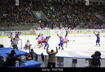 Kiev, UKRAINE - le 11 novembre 2012 : l'Ukraine (en bleu) marque contre la Pologne lors de leur pré-hockey sur glace match de qualification olympique le 11 novembre 2012 à Kiev, Ukraine Banque D'Images