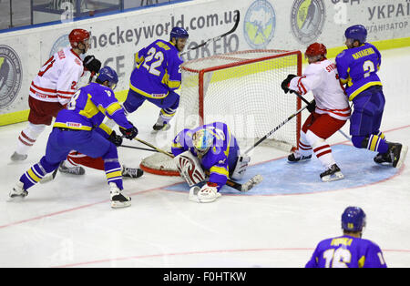 Kiev, UKRAINE - le 11 novembre 2012 : les joueurs de l'Ukraine (en bleu) défendre leur valeur pendant la période de pré-qualification olympique de hockey match contre la Pologne le 11 novembre 2012 à Kiev, Ukraine Banque D'Images