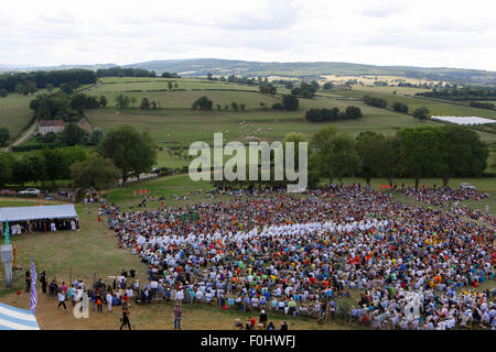 Taizé, France. 16 août 2015. Des milliers de pèlerins sont venus à Taizé pour la prière d'action de grâce pour frère Roger. Les frères de Taizé, ainsi que des milliers de pèlerins et des dirigeants de l'église de beaucoup d'autre dénomination, a organisé une prière d'action de grâce à la mémoire de Frère Roger sur le 10e anniversaire de sa mort et dans l'année de son 100e anniversaire et le 75e anniversaire de son arrivée à Taizé. Banque D'Images