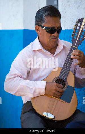 Péruvienne aveugle non identifiés man playing guitar en extérieur dans les rues de Trujillo - Pérou 2015 Banque D'Images