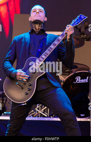 Tinley Park, Illinois, États-Unis. Août 15, 2015. Le guitariste Ryan de SITKOWSKI immobile dans White effectue en direct sur le 'Summer's Last Stand' tour au Casino Hollywood Amphitheater de Tinley Park, Illinois Crédit : Daniel DeSlover/ZUMA/Alamy Fil Live News Banque D'Images