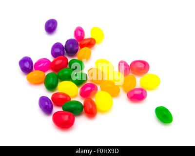 Cute jelly beans colorés sur fond blanc. Banque D'Images