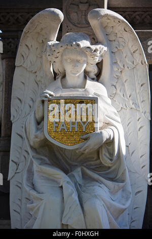 Le jour de père et statue sur les tuiles jaunes dans La Recoleta Cemetery, un célèbre cimetière situé dans le quartier exclusif de Recoleta, Buenos Aires Banque D'Images