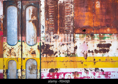 Détail de l'ancien bus scolaire de couleur rouille avec des fenêtres cassées abandonnés dans la campagne dans le Nord de l'Argentine près de San Juan Banque D'Images