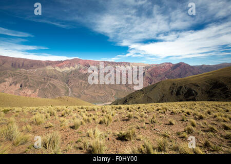 Montagne de quatorze couleurs, Quebrada de Humahuaca contre un ciel bleu, dans le Nord de l'Argentine Banque D'Images