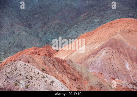 Cerro del los Siete Colores (la colline des sept couleurs) plus de Purmamarca (village) de la vallée Quebrada de Humahuaca, Argentine Banque D'Images