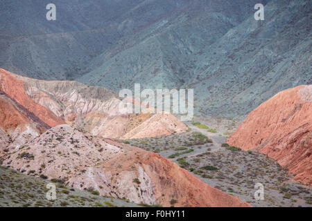 Cerro del los Siete Colores (la colline des sept couleurs) plus de Purmamarca (village) de la vallée Quebrada de Humahuaca, Argentine Banque D'Images