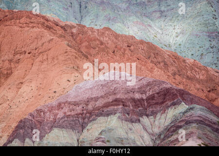 Cerro del los Siete Colores (la colline des sept couleurs) plus de Purmamarca (village) de la vallée Quebrada de Humahuaca, Argentine Banque D'Images